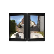 Zwei Monitore die zeigen was der Fahrer auf der Querstraße vor ihm rechts und links sieht.